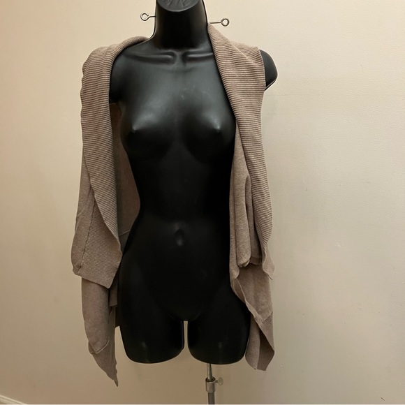 5/$20 Gap tan drape cardigan vest size small - Picture 2 of 9